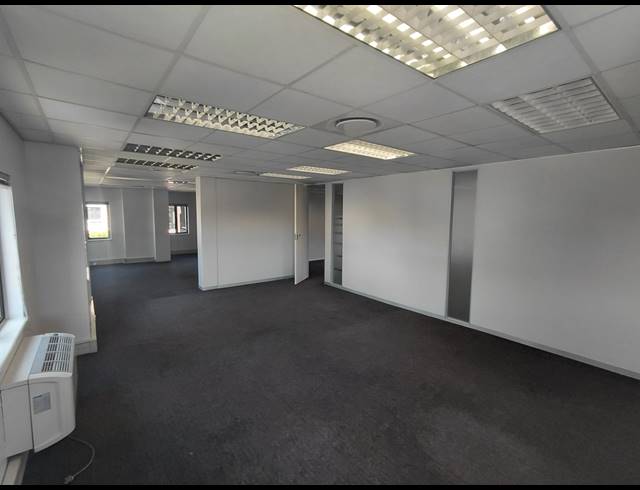 371M² OFFICE TO LET IN LYME PARK